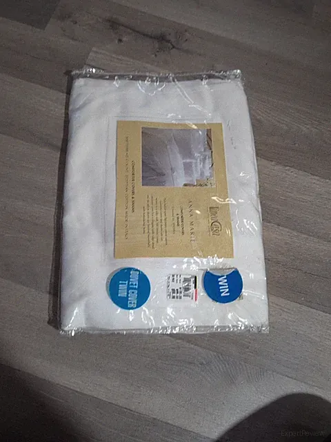Linea Casa by Sferra twin-sized duvet cover from the Anna Marie collection. Q3